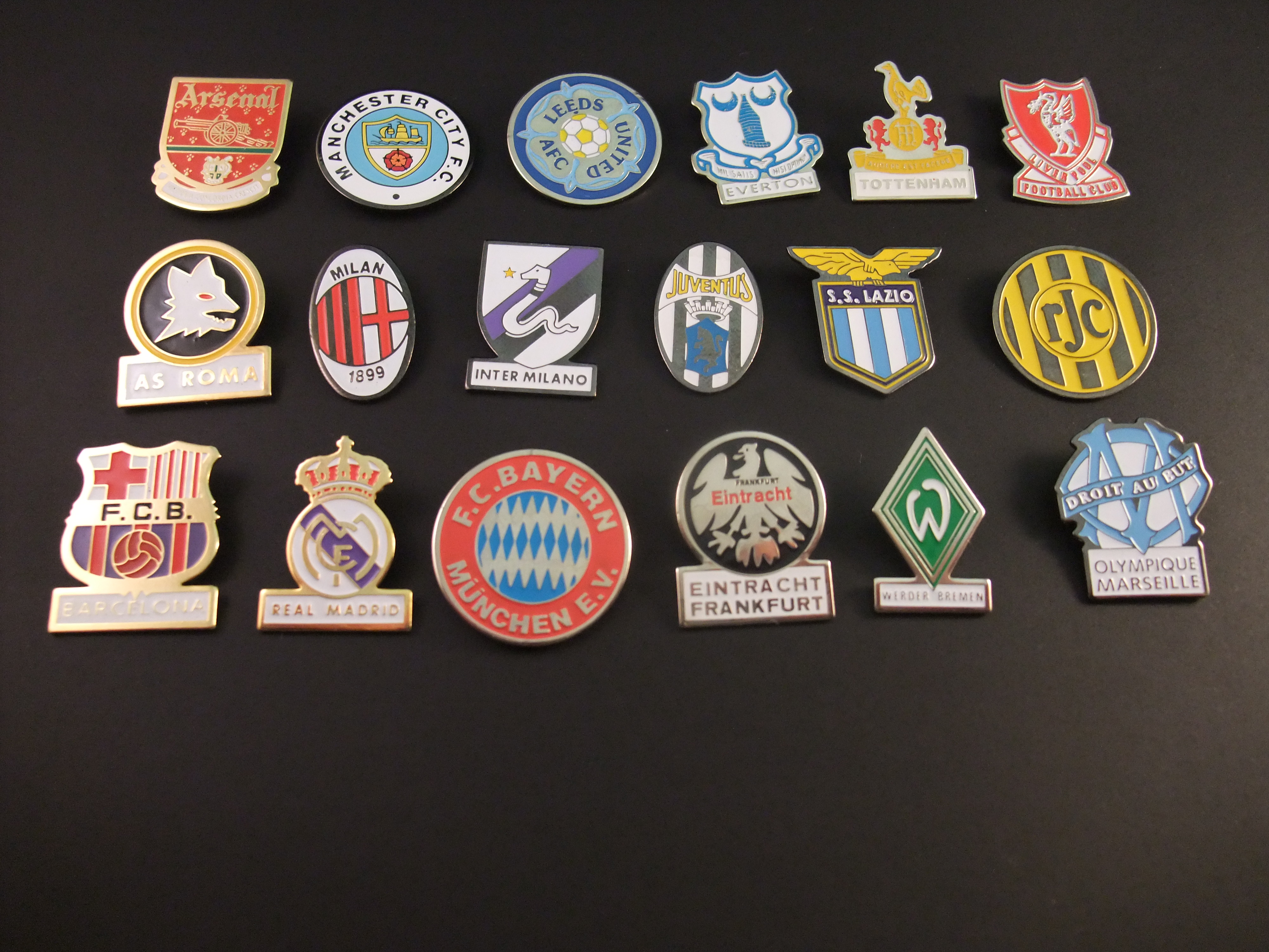 18 voetbal pins , o.a.  Barcelona, Manchester United ,Real Madrid en Bayern München
